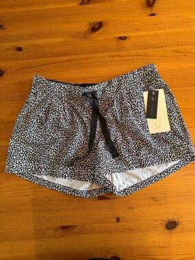 Lululemon Black & White Spring Breakaway Short